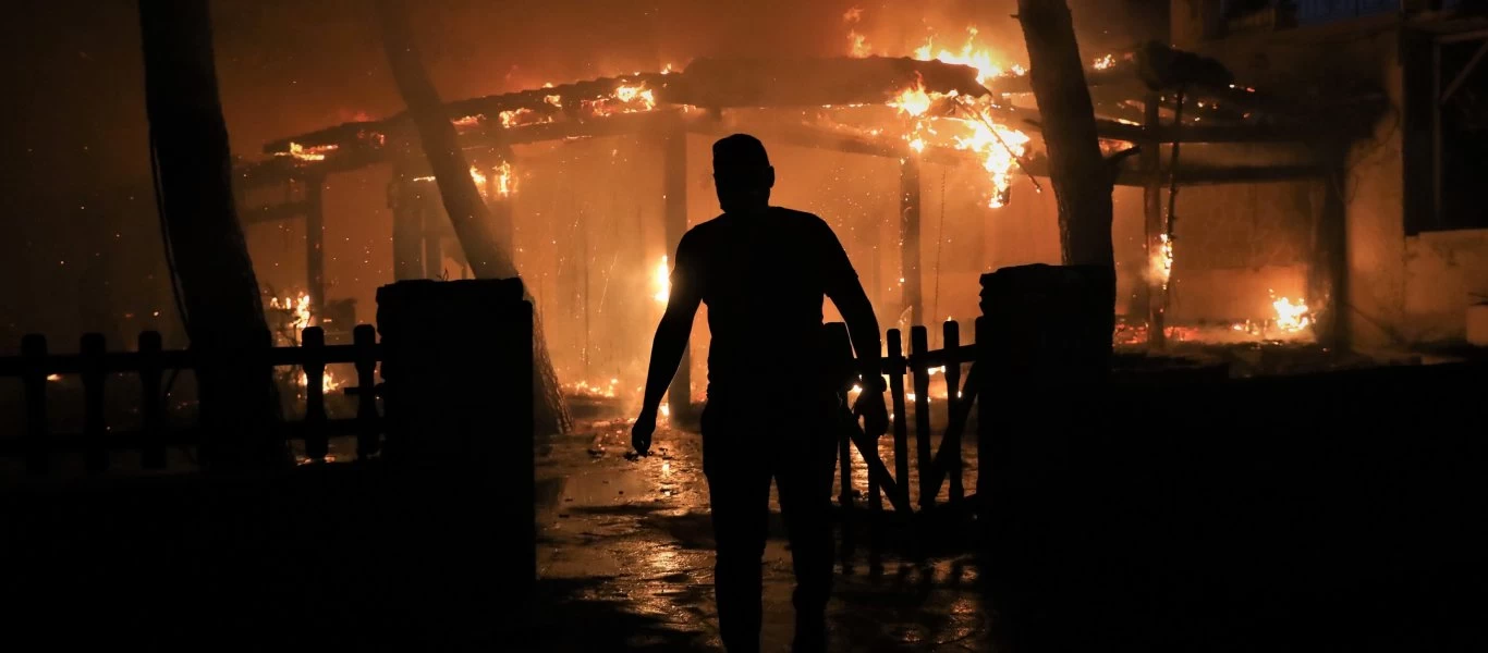 Εκκενώνεται από τον πληθυσμό του το Κρυονέρι με κυβερνητική εντολή - Αδυνατούν να συγκρατήσουν την φωτιά